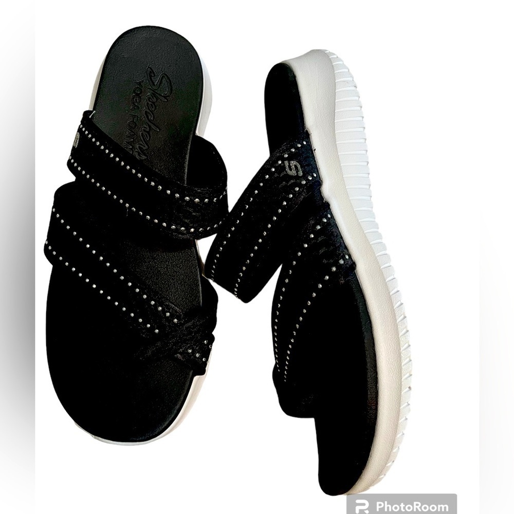 Skechers yoga foam toe loop slip on sandal black fabric crystal accents Sz 8